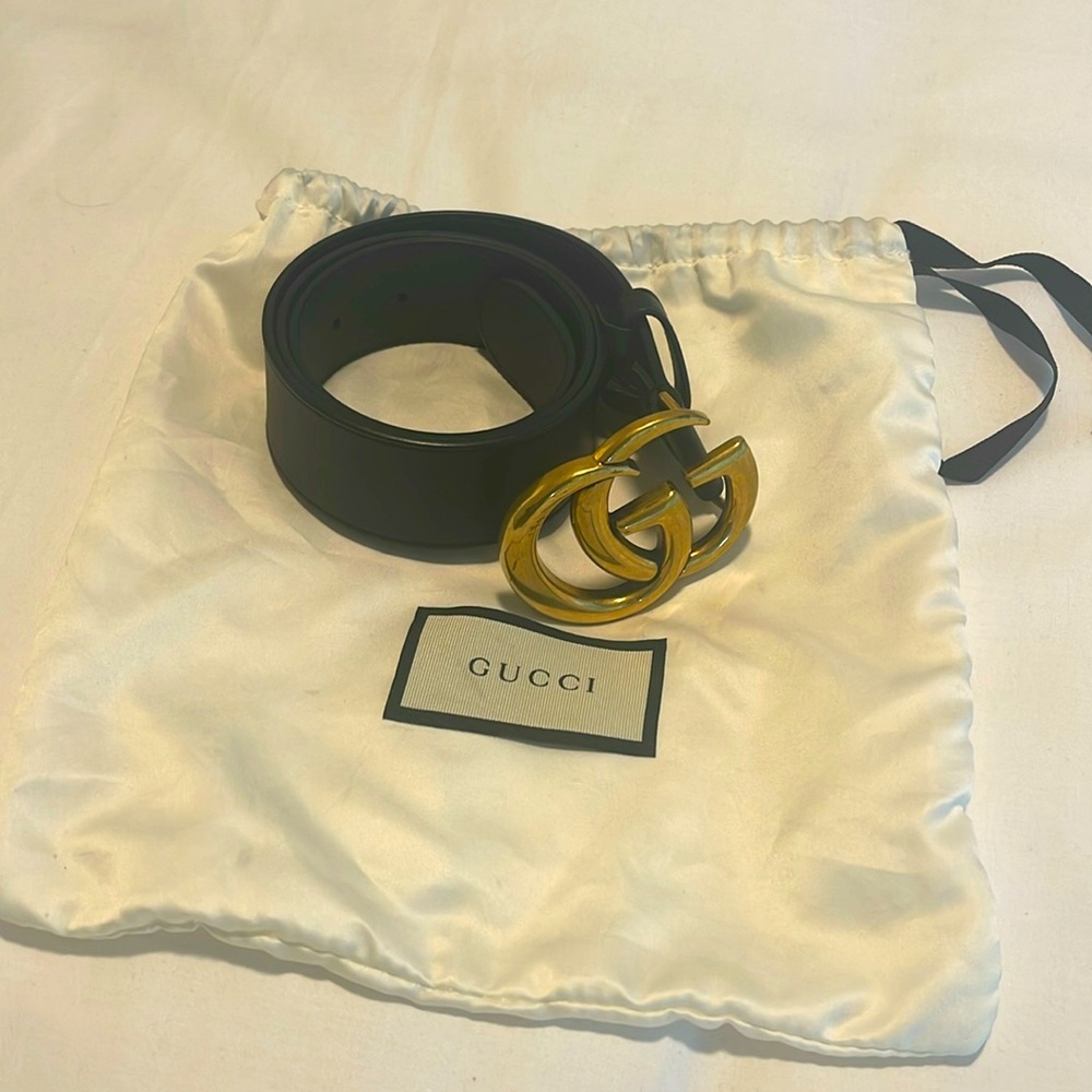 Black leather Gucci belt with gold interlocking logo